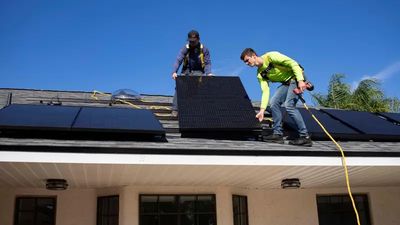 Zonnepanelen Reinigen in 2026: Kosten & Tips